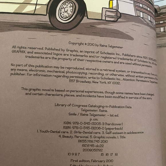 Smile by Raina Telgemeier Graphic Novel - Picture 4 of 8